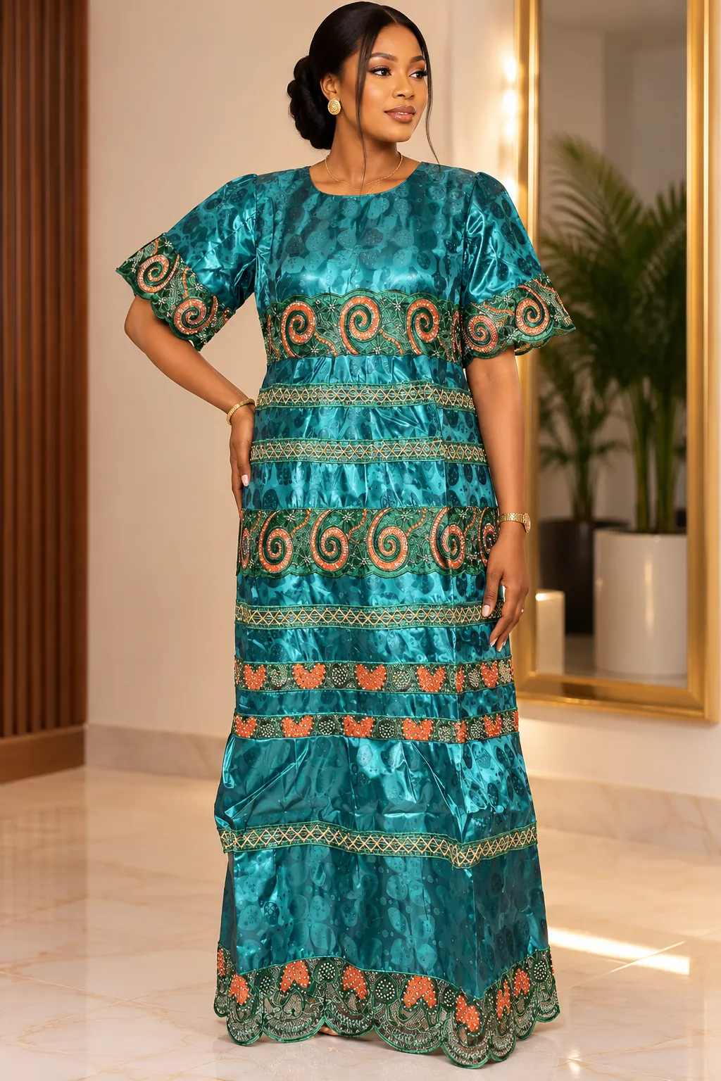 Robe émeraude en satin à bandes brodées